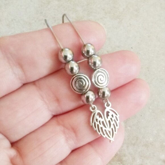 🍂🍁🍃 3/$25! Stylish Beaded Silver Angel Wing Earrings - Lightweight + Feminine - Picture 1 of 6